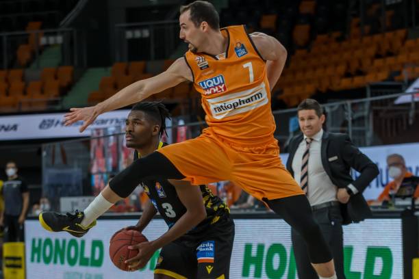 越的团队配 越的团队配